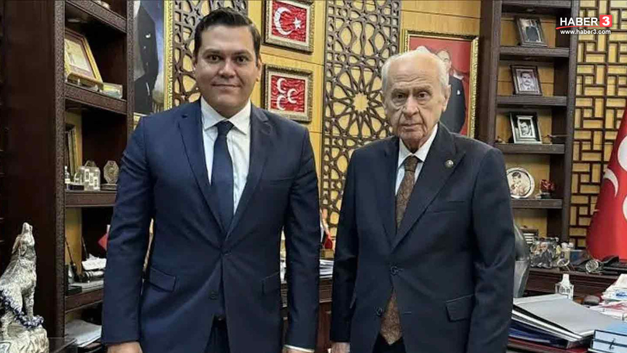 Martı uygulamasının kurucusu Oğuz Alper Öktem'in siyasi rozetini taktığı bir fotoğraf.