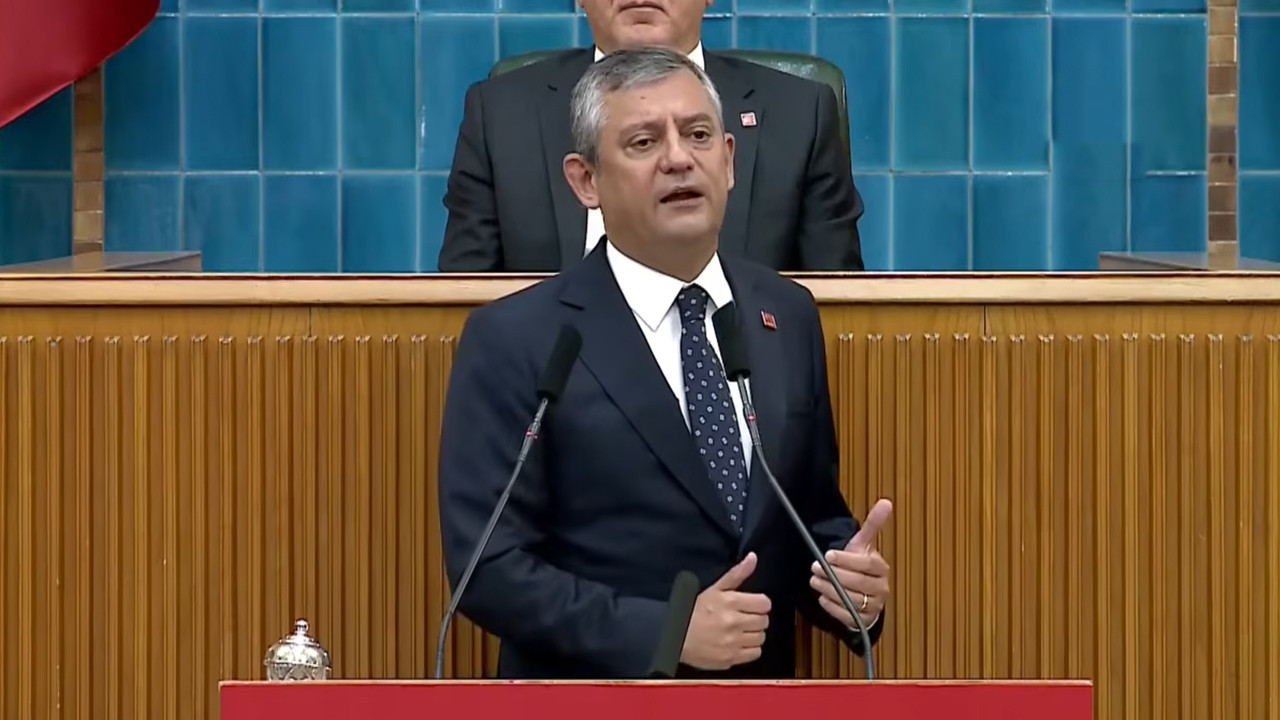 Özgür Özel TBMM'de konuşma yaparken