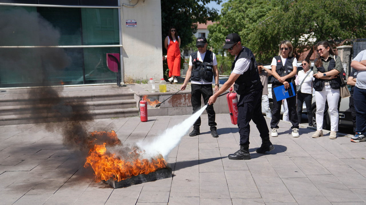 Keçiören Belediyesi personelinin afet ve yangın eğitiminden bir görüntü.