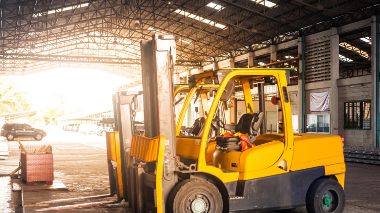 İkinci el bir forkliftin depoda çalışırken çekilmiş fotoğrafı.