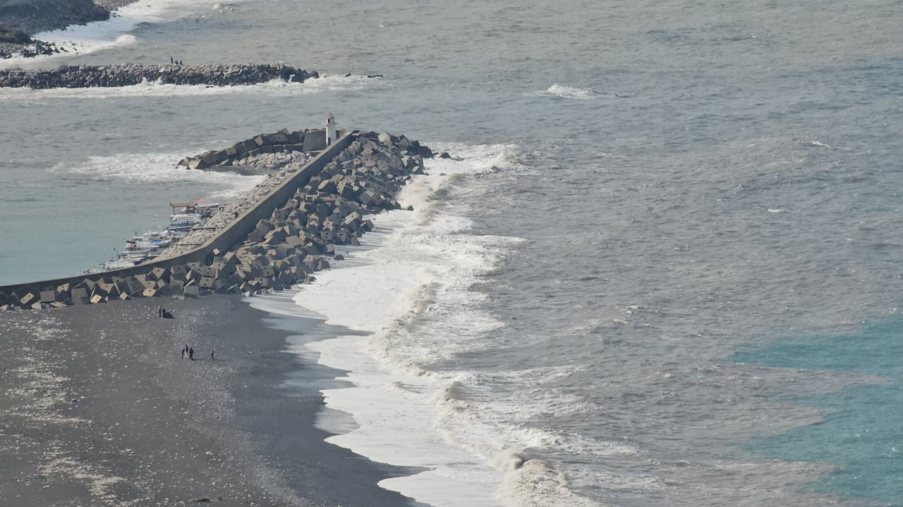 Zonguldak'ta dalgalı deniz görüntüsü.