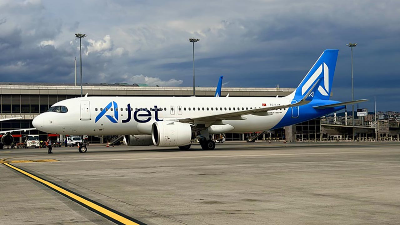 AJet logosu ve bir uçağın havalanma anı
