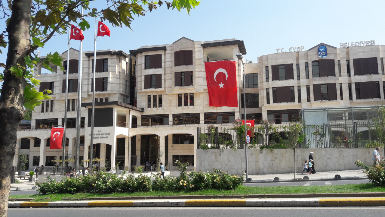 Eyüpsultan Belediye Başkan Yardımcısı Hasan Karabulut ve Özel Kalem Müdürü Güray Geçyatan'ın gözaltına alınmasına ilişkin haber.