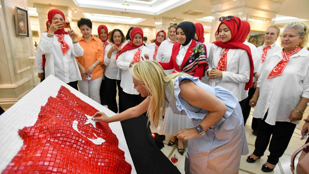 Ankara'da kadın kursiyerlerin el sanatları eserlerinden oluşan Sanatın Binbir Hâli sergisinden genel bir görünüm.