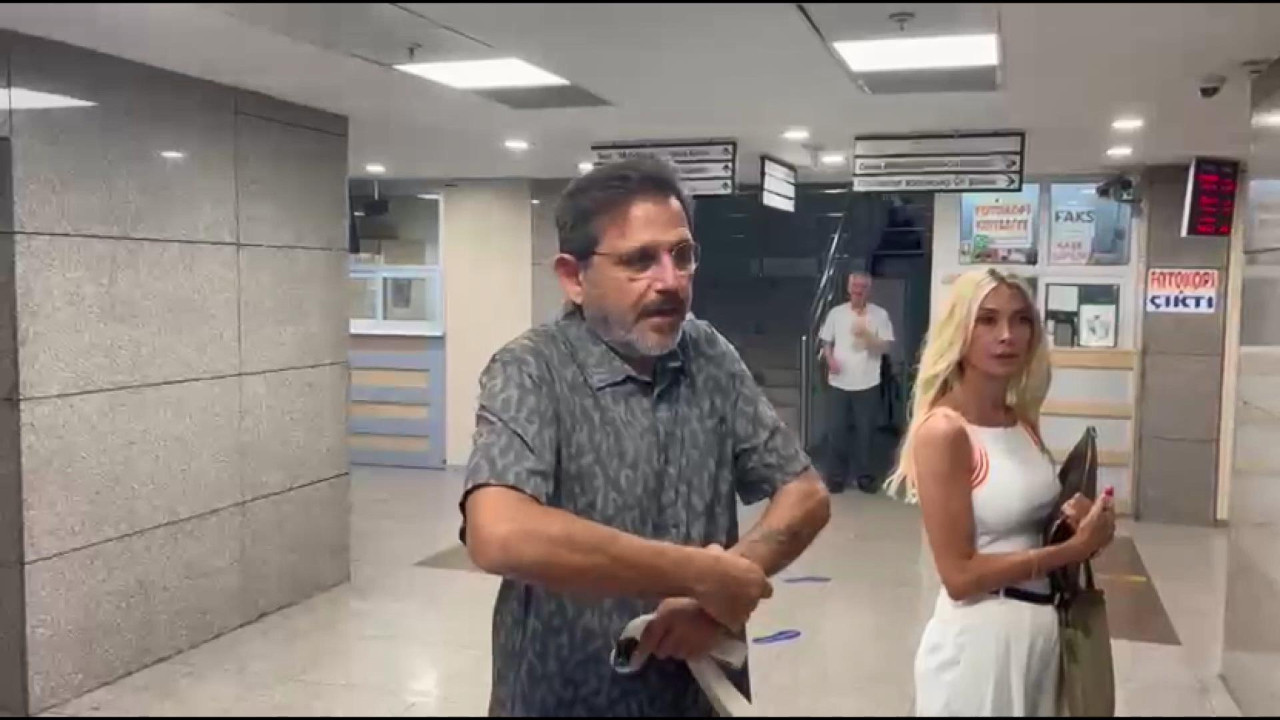 Gazeteci Fatih Portakal, Ahbap Derneği soruşturması kapsamında adliyede ifade verirken çekilmiş bir fotoğrafı.