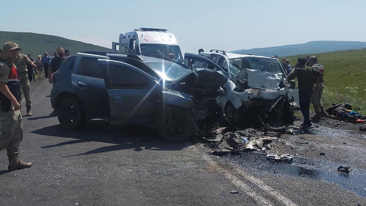 Ardahan'da 3 araç birbirine girdi: Ölü ve yaralılar var