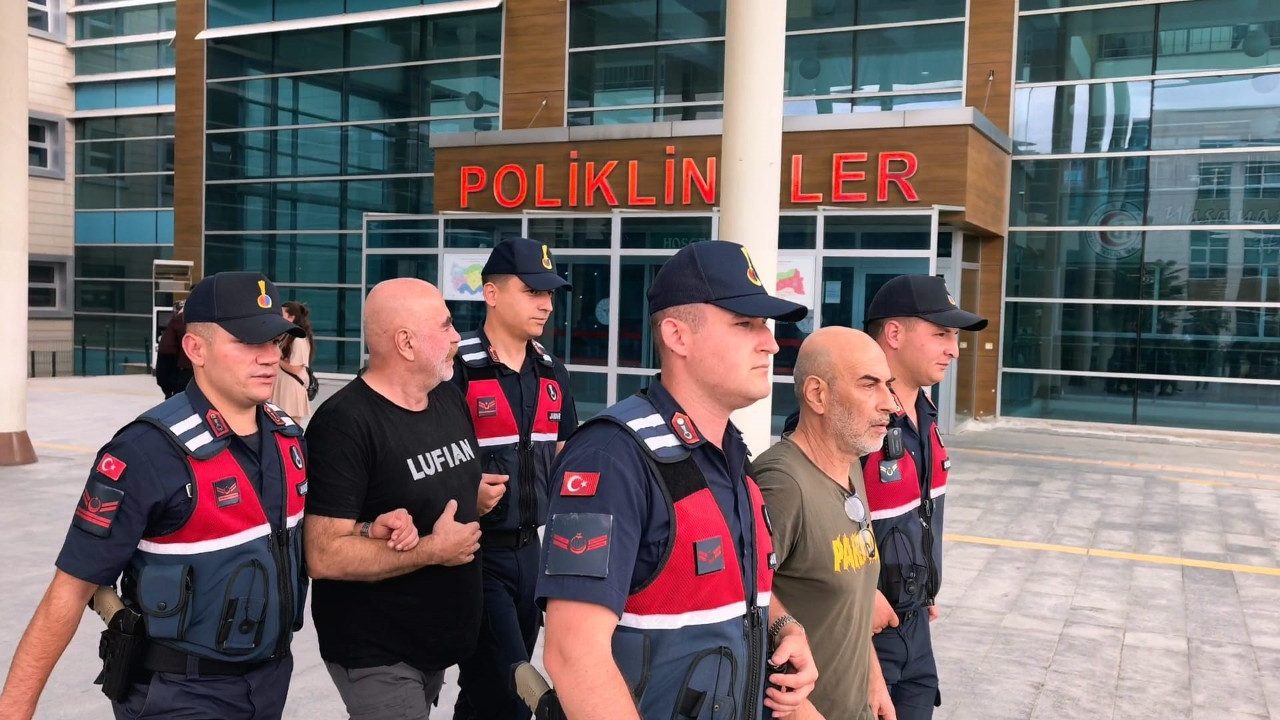 Yönetmen Ezel Akay ve kardeşi, Bursa'da uyuşturucu operasyonunda gözaltına alındıktan sonra adliyede görülüyor.
