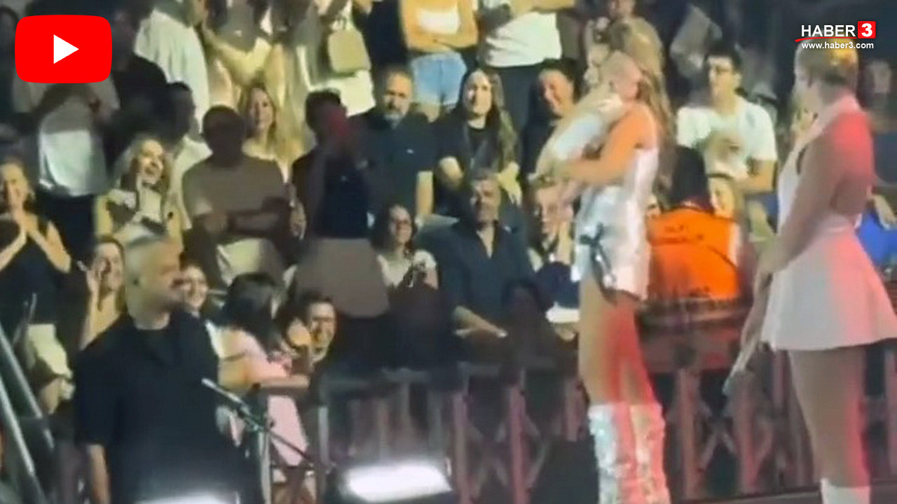 Popçu Hadise, konserinde sahneye davet ettiği minik hayranına beşibiryerde altın hediye ediyor.
