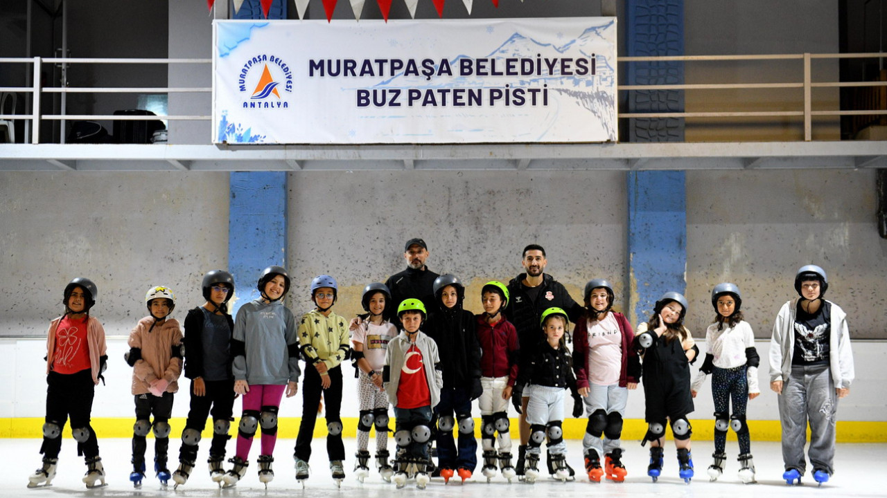 Antalya'da Dağyakası Buz Pateni Pisti'nde buz pateni yapan çocuklar ve yetişkinler