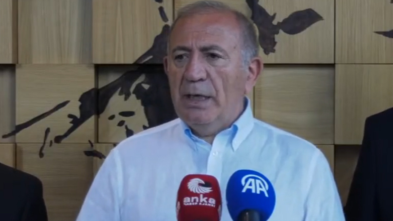 CHP İstanbul İl Başkanı Gürsel Tekin konuşma yaparken