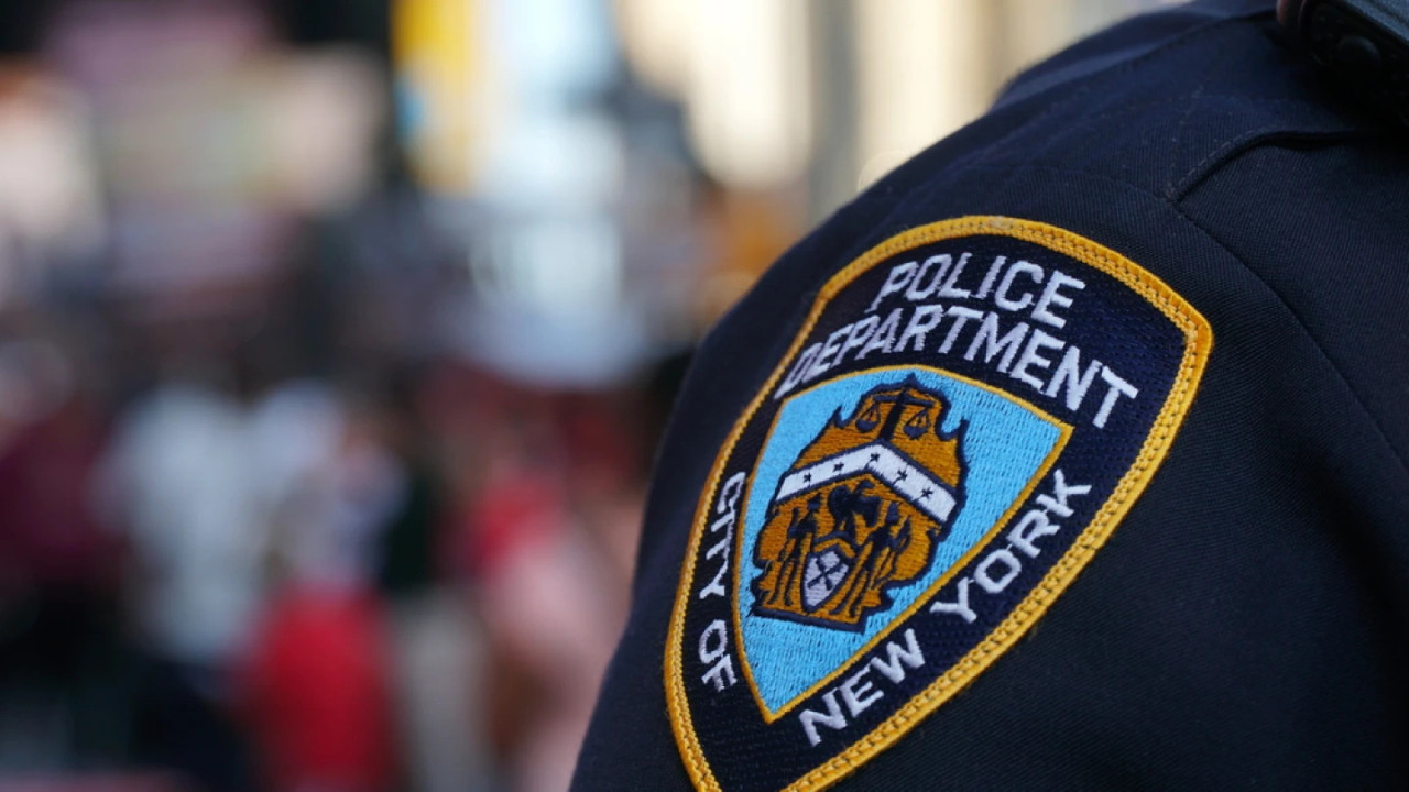 New York'ta süpermarket önünde silahlı saldırı sonrası olay yeri incelemesi yapan polis ekipleri.
