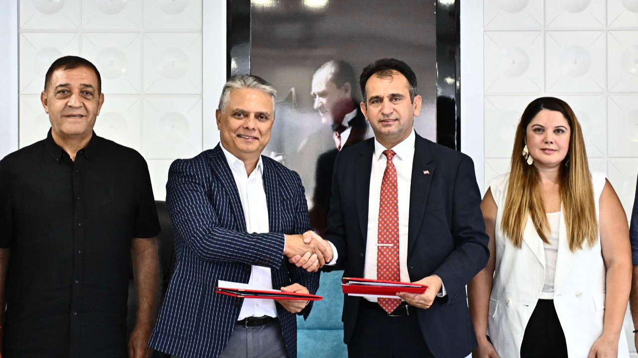 Antalya'da konaklama işletmeleri için Gold Town Sertifika Programı'nın başladığını gösteren bir görsel.