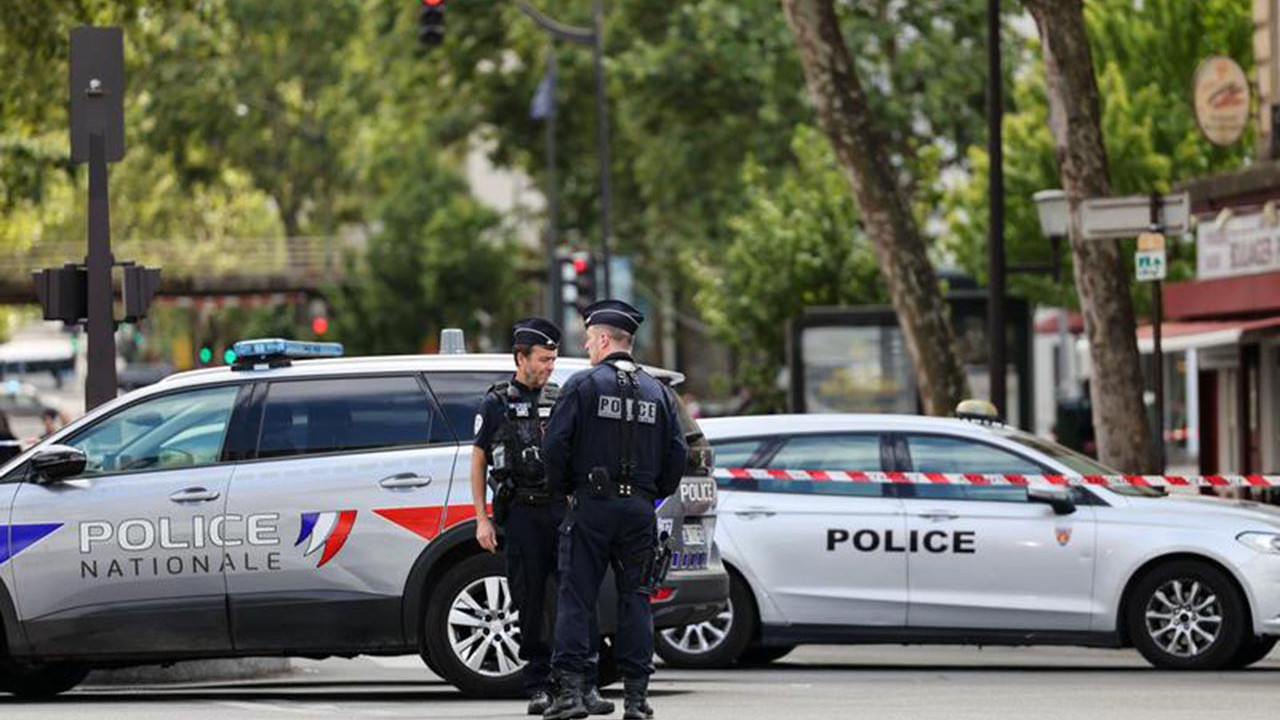 Paris'te bıçaklı saldırgan dehşeti: Yaralılar var