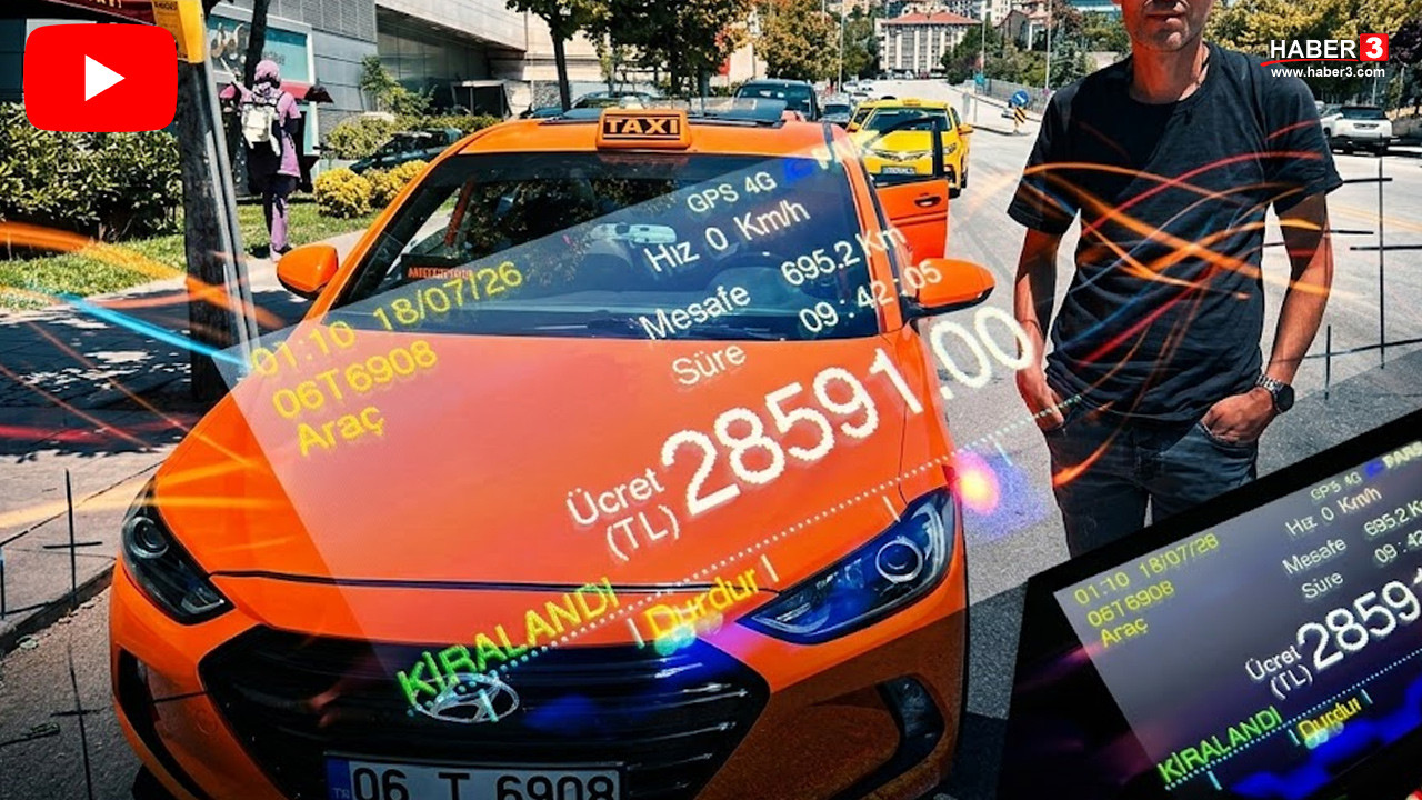 Ankara'da bir taksici ve müşterileri, uzun bir yolculuğun ardından taksimetrede yazan yüksek ücreti gösteriyor.