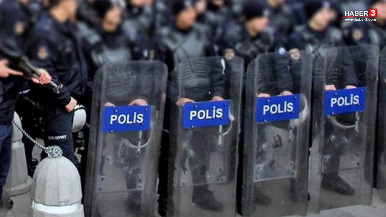Emniyet Teşkilatı binası önünde polisler.