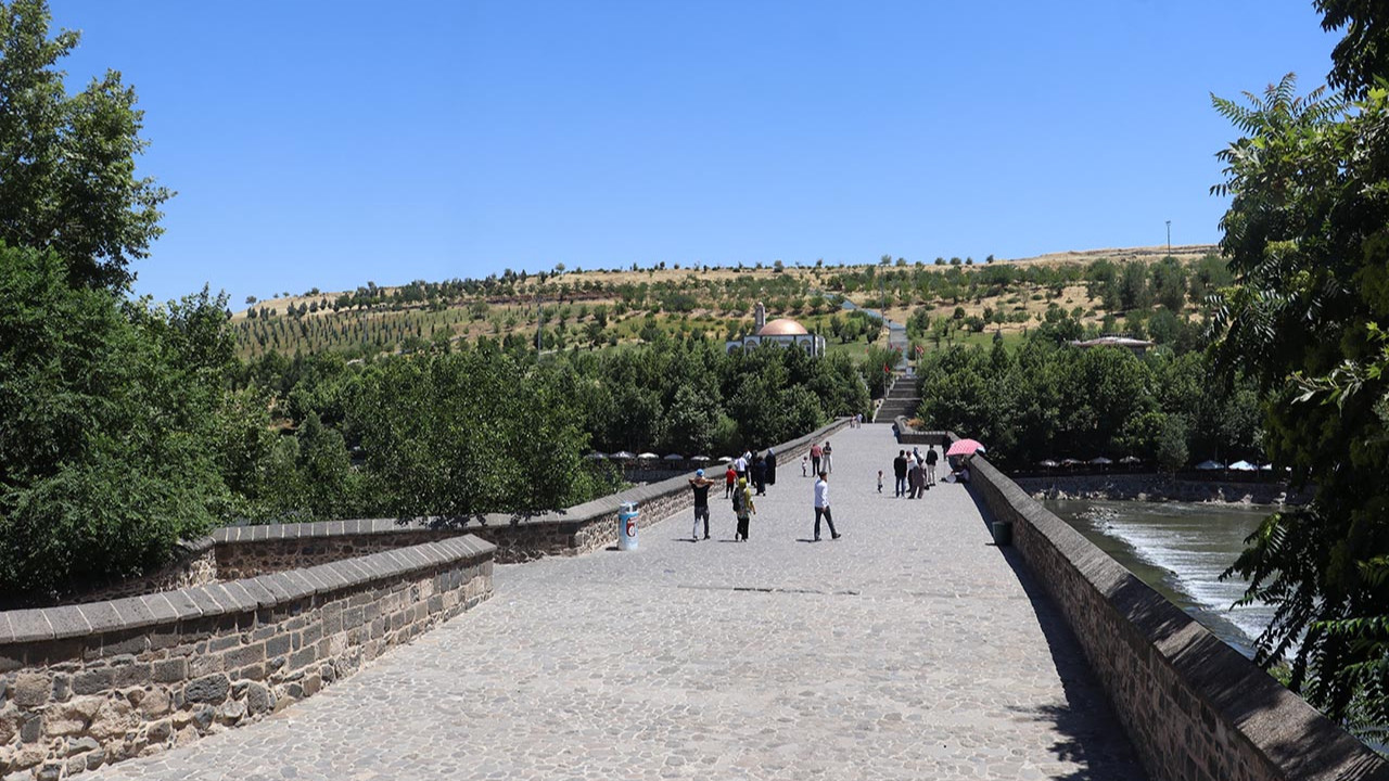 Hava sıcaklığı 40 dereceyi aştı; sokaklar sessizliğe büründü