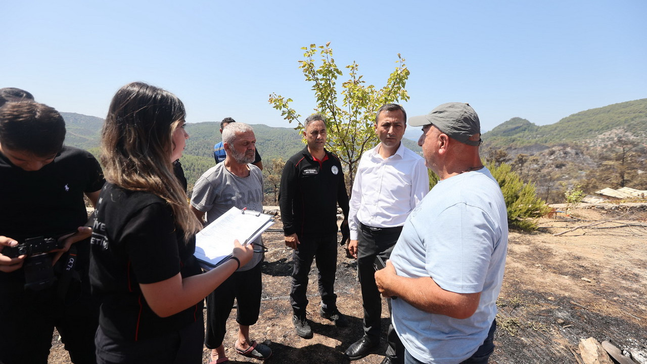 Muğla Büyükşehir Belediyesi ekipleri Fethiye'deki orman yangını sonrası hasar tespiti yapıyor.