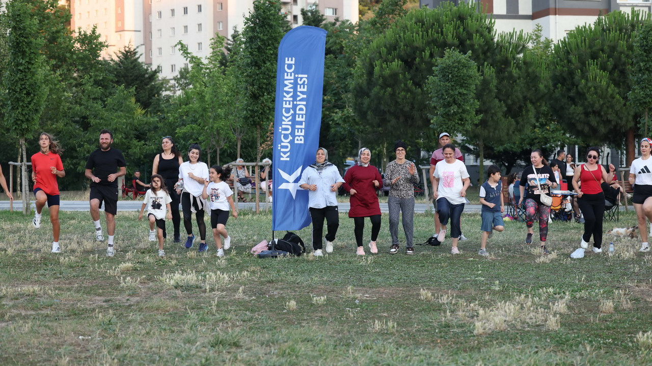 Küçükçekmece'de açık havada spor yapan insanlar