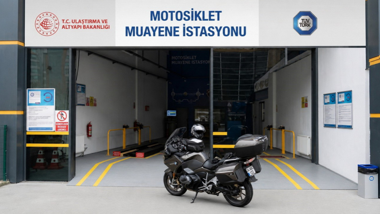 TÜVTÜRK logosu ve bir motosikletin muayene istasyonunda olduğu görsel.