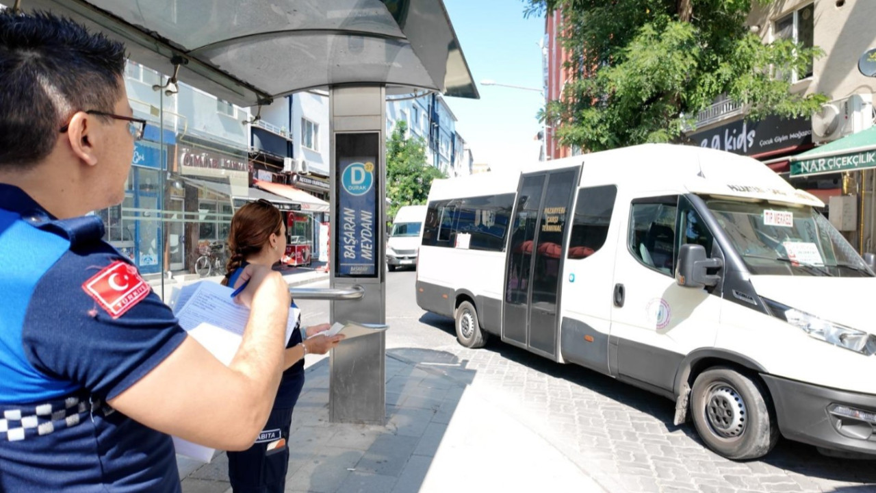 Lüleburgaz Belediyesi zabıta ekipleri minibüsleri denetliyor.