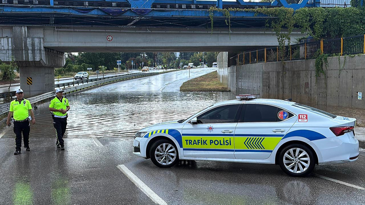 Yaz yağmuru ve fırtına şehri esir aldı, yollar göle döndü