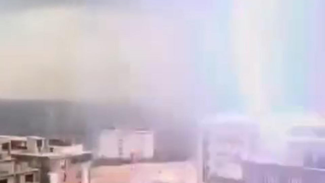 Sağanak sırasında 8 katlı binaya yıldırım düştü! Korku dolu anlar kamerada