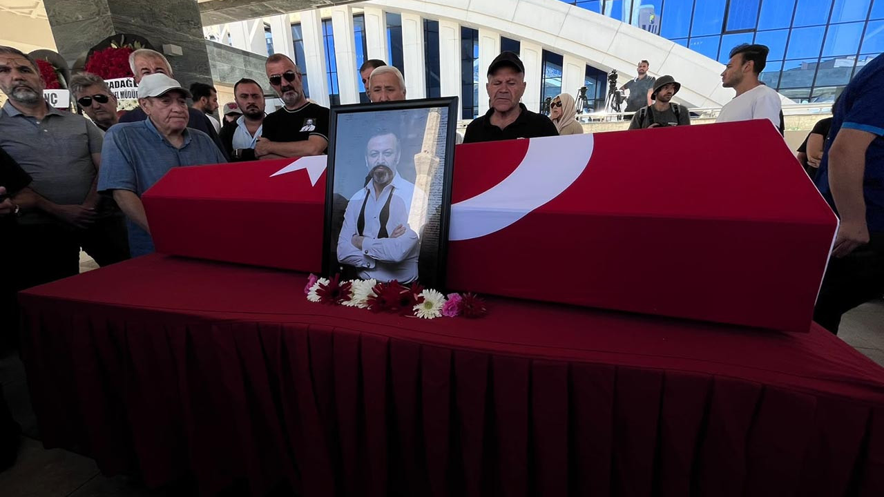 Ünlü oyuncu Serhat Kılıç'a son görev! Gözyaşlarıyla son yolculuğuna uğurlandı