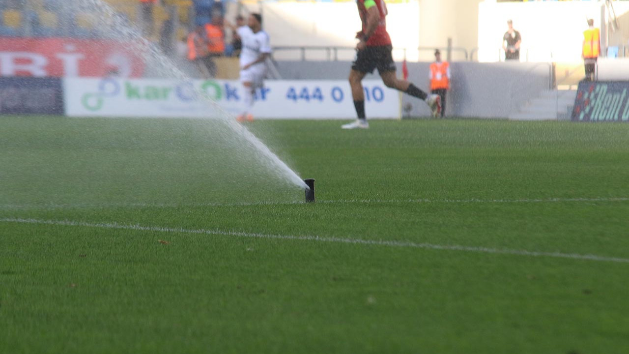Süper Lig maçında ilginç anlar: Fıskiyeler açıldı, maç durdu