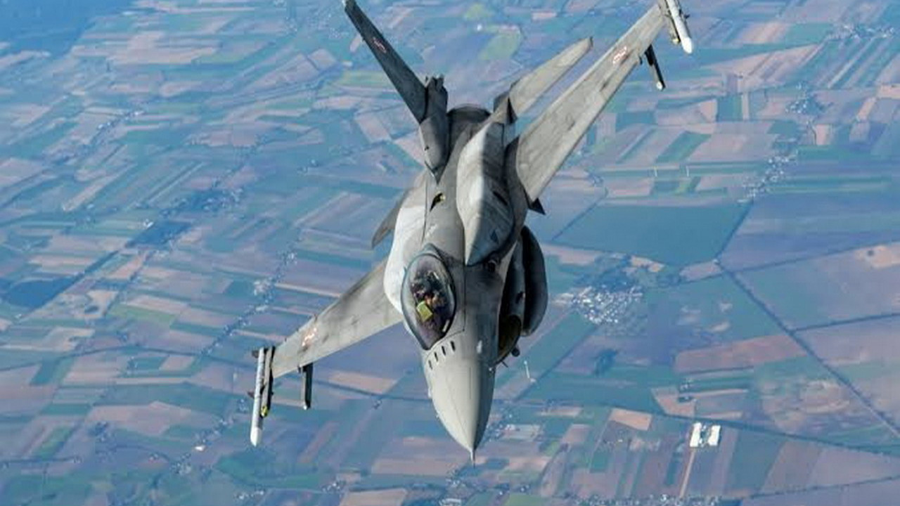 Almanya'da ABD savaş uçağı düştü: Pilot fırlatma koltuğuyla kurtuldu!