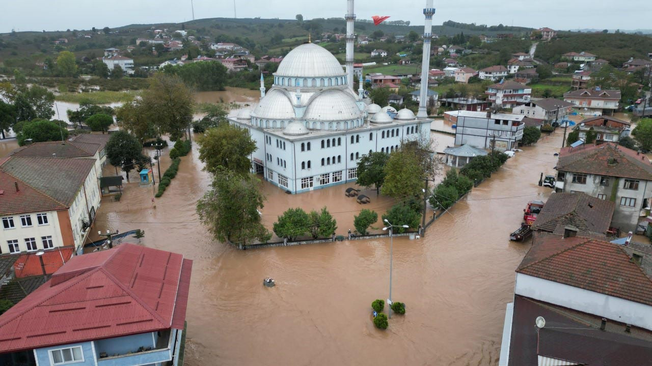 Kuvvetli yağış barajı taşırdı, mahalle sulara gömüldü: Okullar tatil edildi
