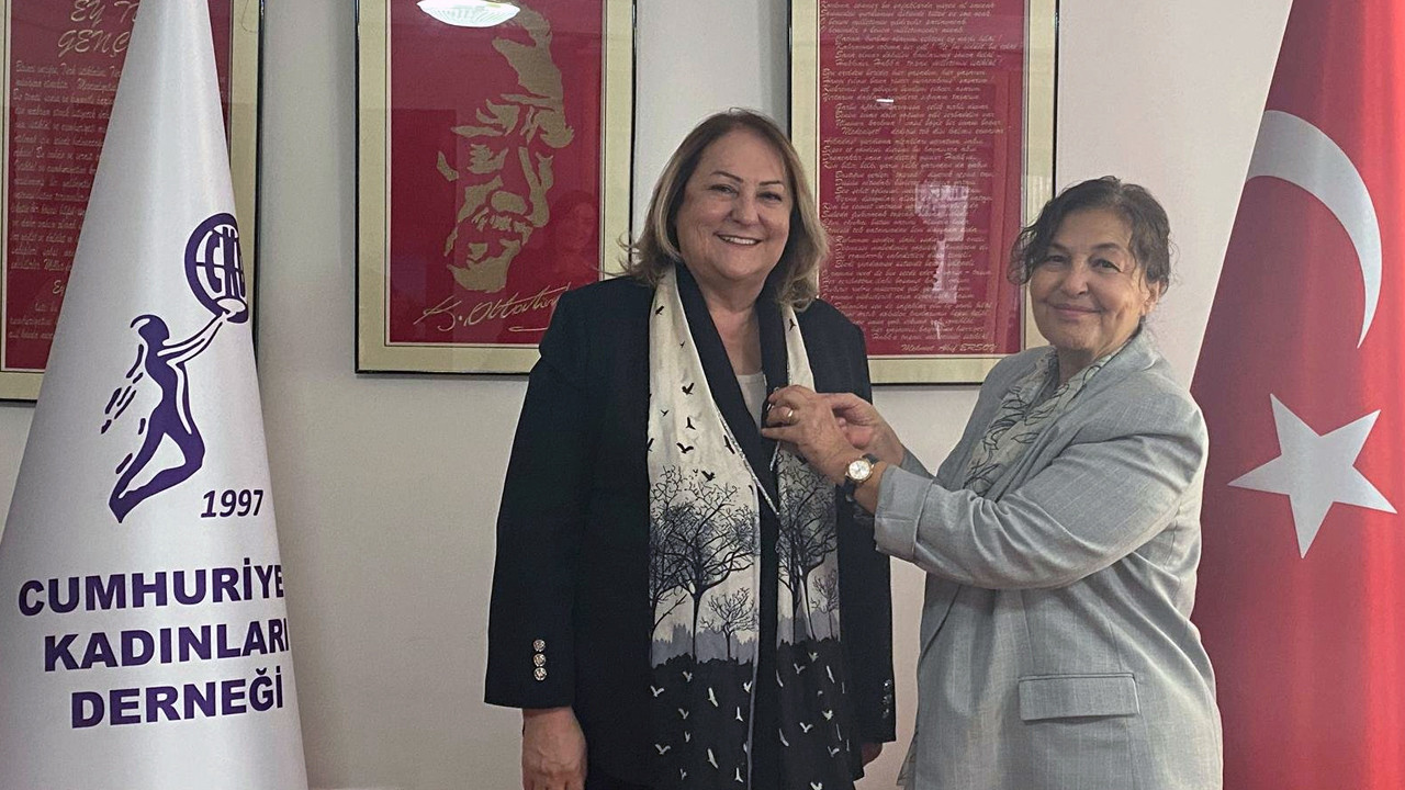 CHP Kadın Kolları Genel Başkanı Gülsever, Cumhuriyet Kadınları Derneği'ne üye oldu