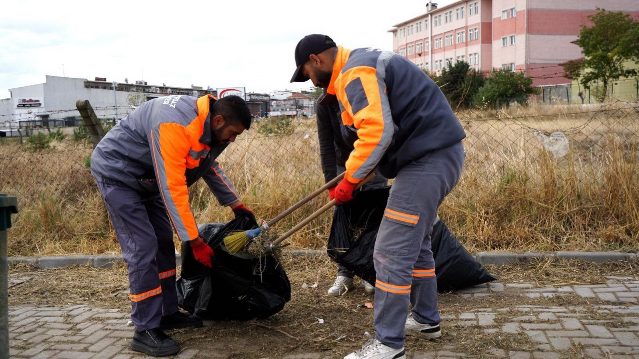Lüleburgaz’da belediye personeli topladığı çöplerden ''çöp atma'' yazarak farkındalık oluşturdu