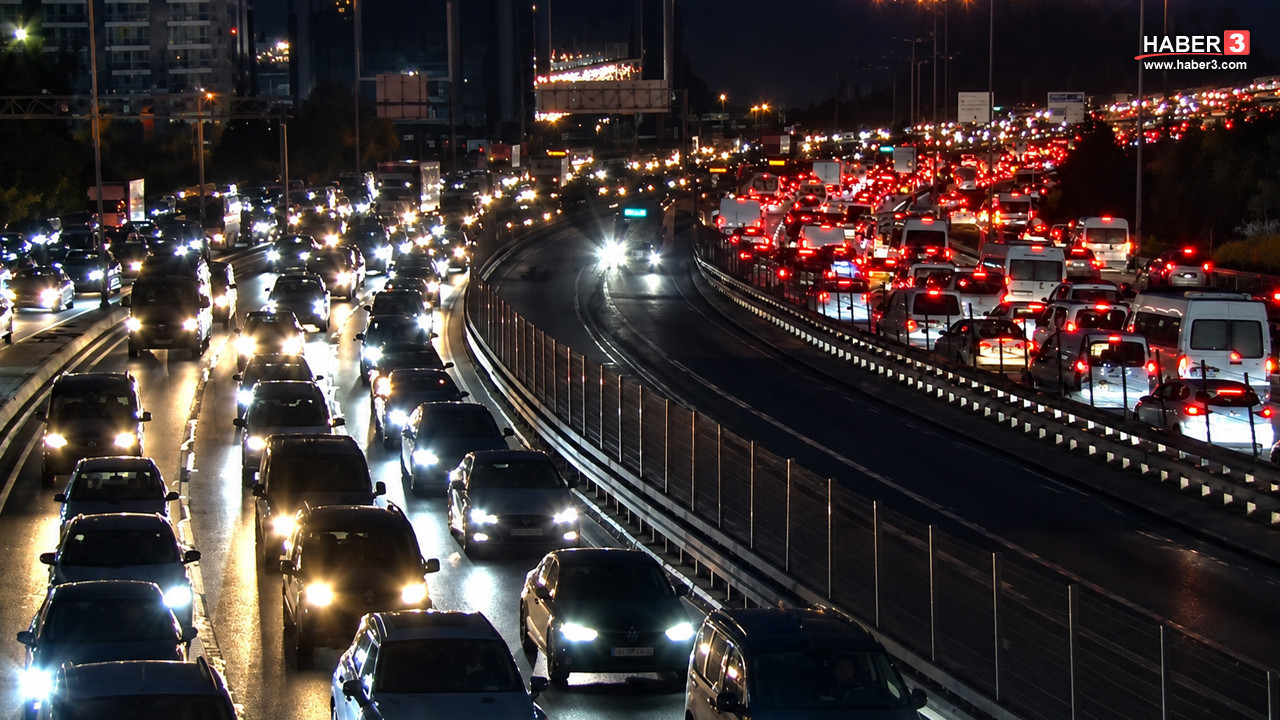 İstanbul'da iş çıkışı çileye dönüştü! Sürücüler isyanda: ''Yazın neredeydiniz?''
