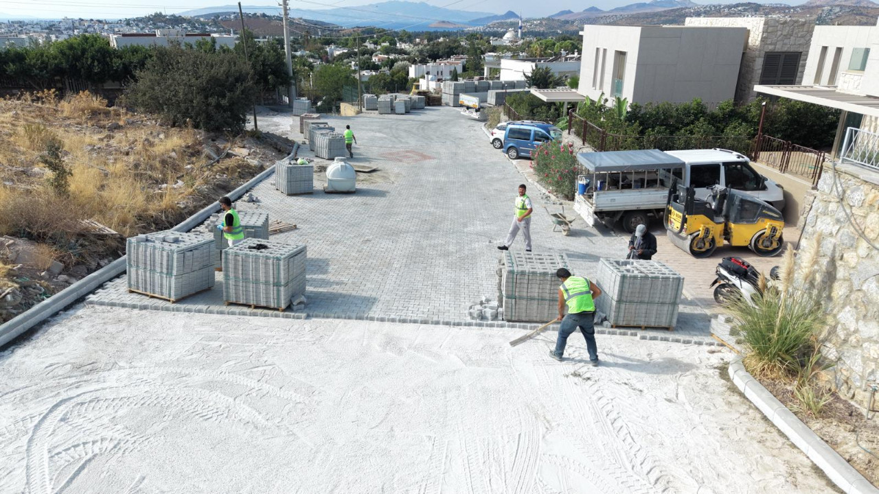 Bodrum'da parke yol çalışmaları sürüyor