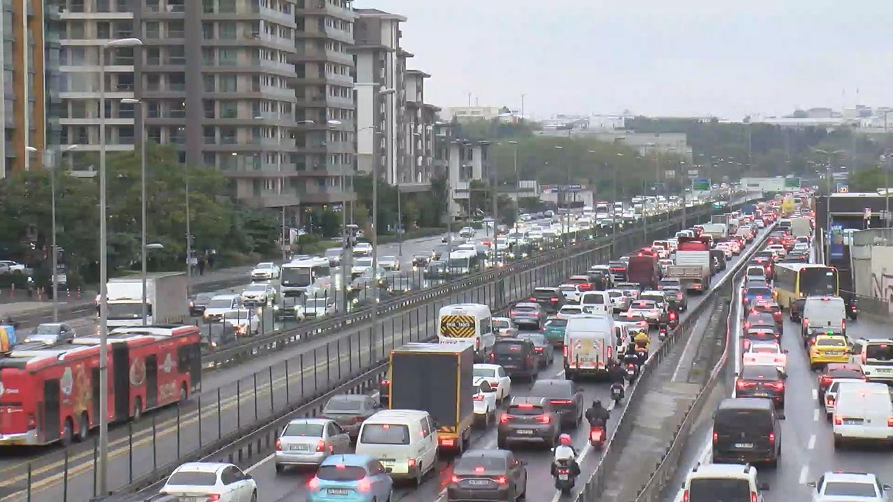 İstanbul'da yağmur trafiği felç etti!